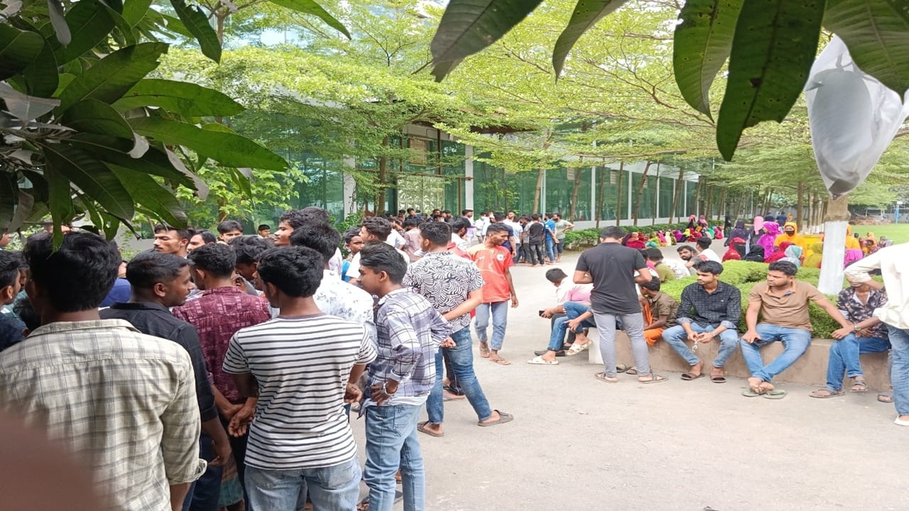শ্রীপুরে বেতন না দিয়ে কারখানা বন্ধ, আন্দোলনে শ্রমিকরা