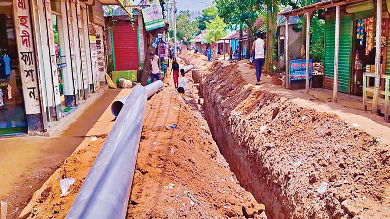 জলাবদ্ধতা অবসানে এলাকাবাসীর অর্থায়নে ড্রেন নির্মাণ