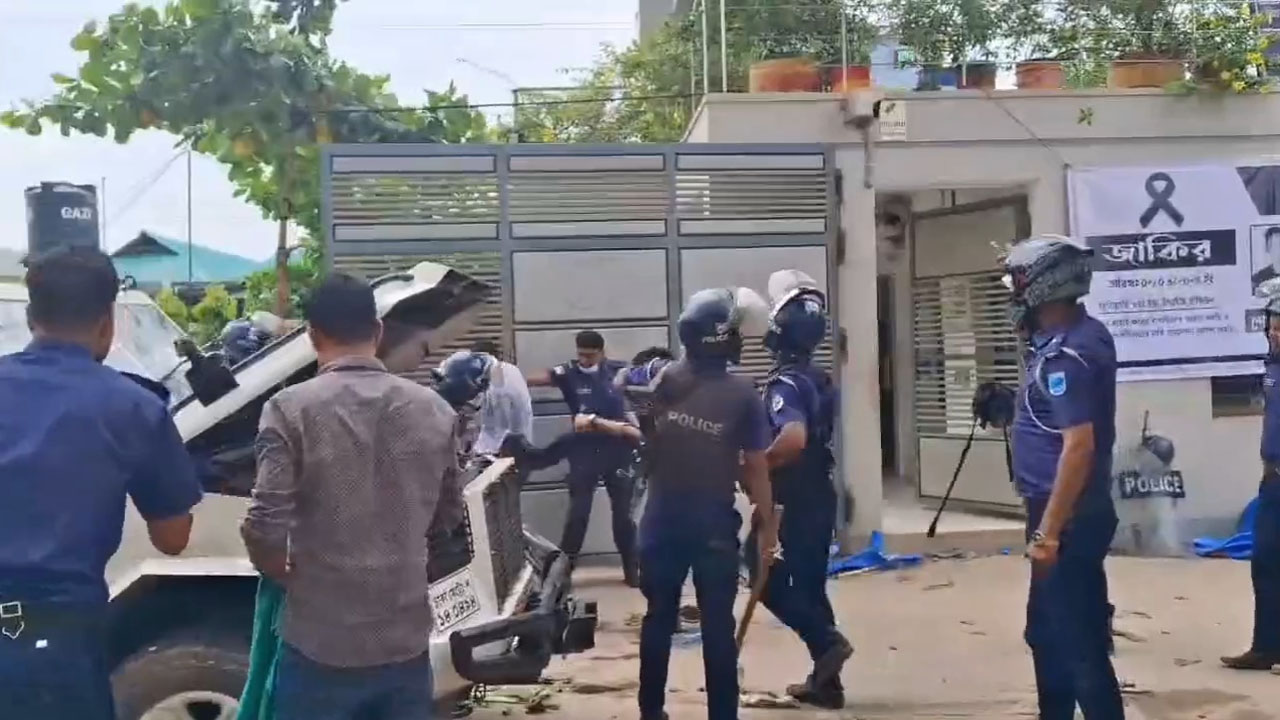 গাজীপুরে পোশাক শ্রমিক-পুলিশ সংঘর্ষ, আহত অর্ধশতাধিক