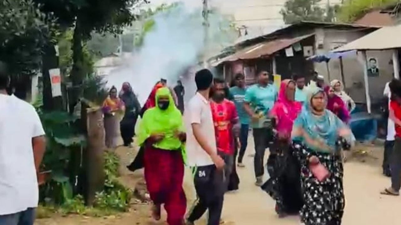 শ্রীপুরে শ্রমিকদের আন্দোলনে পুলিশের লাঠিপেটা