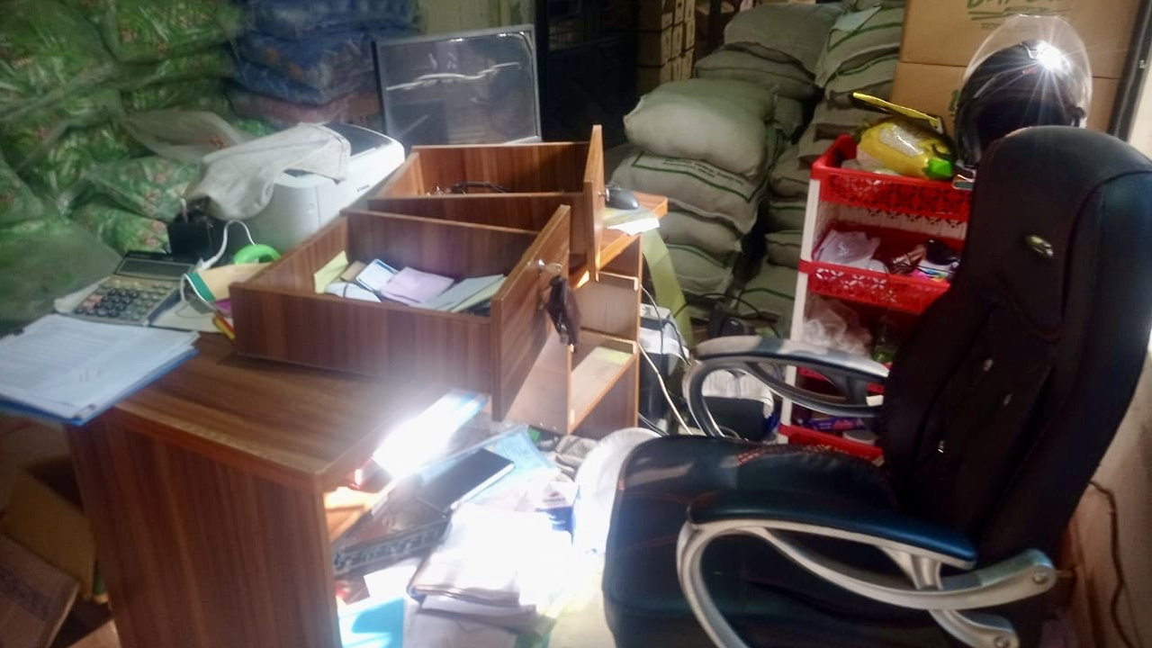 ম্যানেজার ও হিসাব রক্ষকের হাত-পা বেঁধে মালামাল লুট