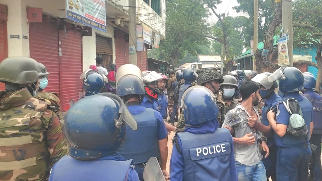 গাজীপুরে ছাঁটাইয়ের প্রতিবাদে শ্রমিক বিক্ষোভ, ধাওয়া-পাল্টা ধাওয়া