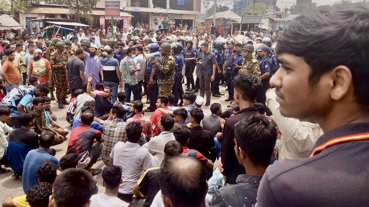 শ্রীপুরে বকেয়া বেতন ও শোকজের প্রতিবাদে শ্রমিক বিক্ষোভ, অবরোধ