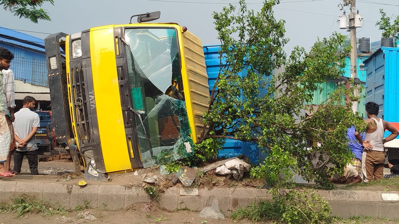 নিয়ন্ত্রণ হারিয়ে কাভার্ডভ্যানের চাপায় রিকশাচালক নিহত
