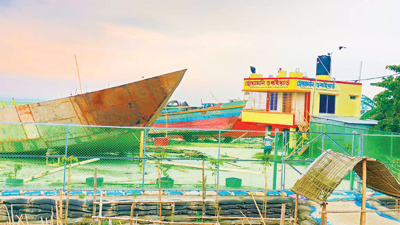 হুমকির মুখে সিরাজগঞ্জ শহর রক্ষা বাঁধ