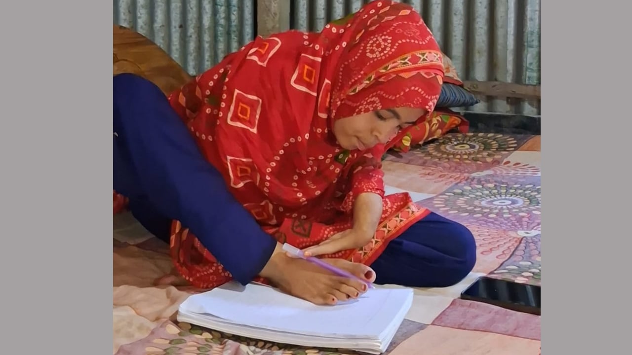 পা দিয়ে লিখে মাস্টার্স পাস, অদম্য এক নিলা খাতুন