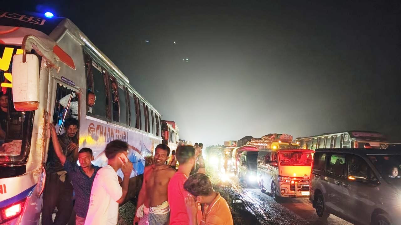 যমুনা সেতুর ওপর দুই বাসের সংঘর্ষে যান চলাচল বন্ধ, নিহত এক