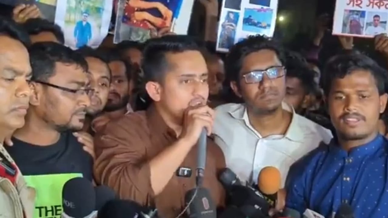 সারজিসের আশ্বাসে অবরোধ তুলে নিলেন জুলাই শহীদ পরিবারের সদস্যরা