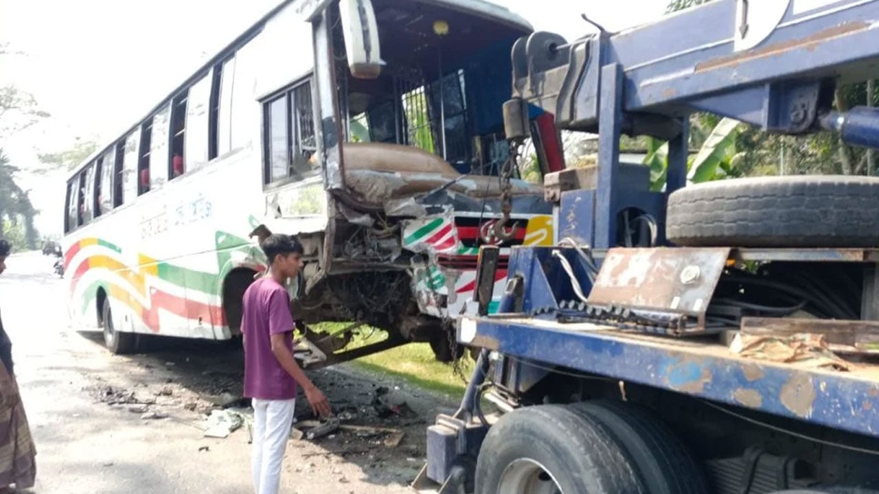 গৌরনদীতে বাস-মাইক্রোবাস মুখোমুখি সংঘর্ষে নিহত ২