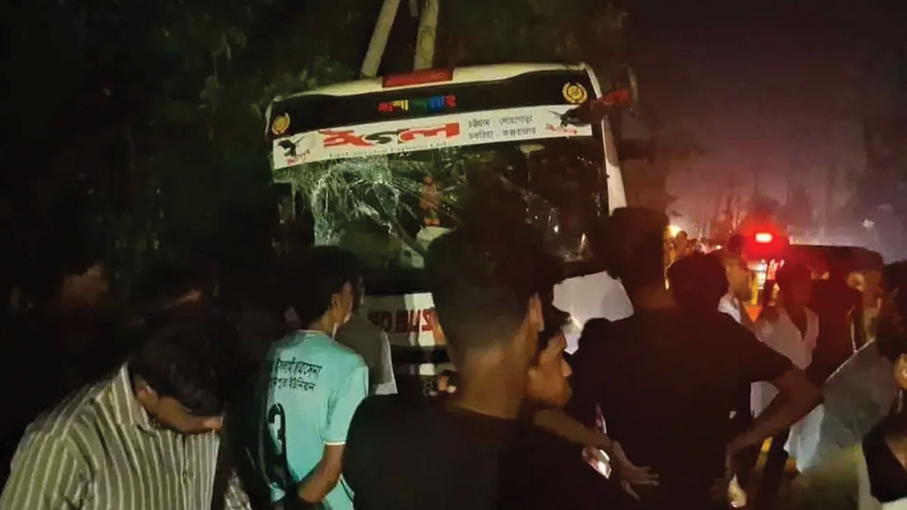 চট্টগ্রামের কর্ণফুলীতে বাস-লেগুনা সংঘর্ষ, নিহত বেড়ে ৪