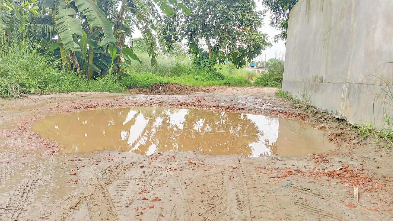সড়ক সংস্কারে ধীরগতি, দুর্ভোগে টঙ্গিবাড়ীর মানুষ