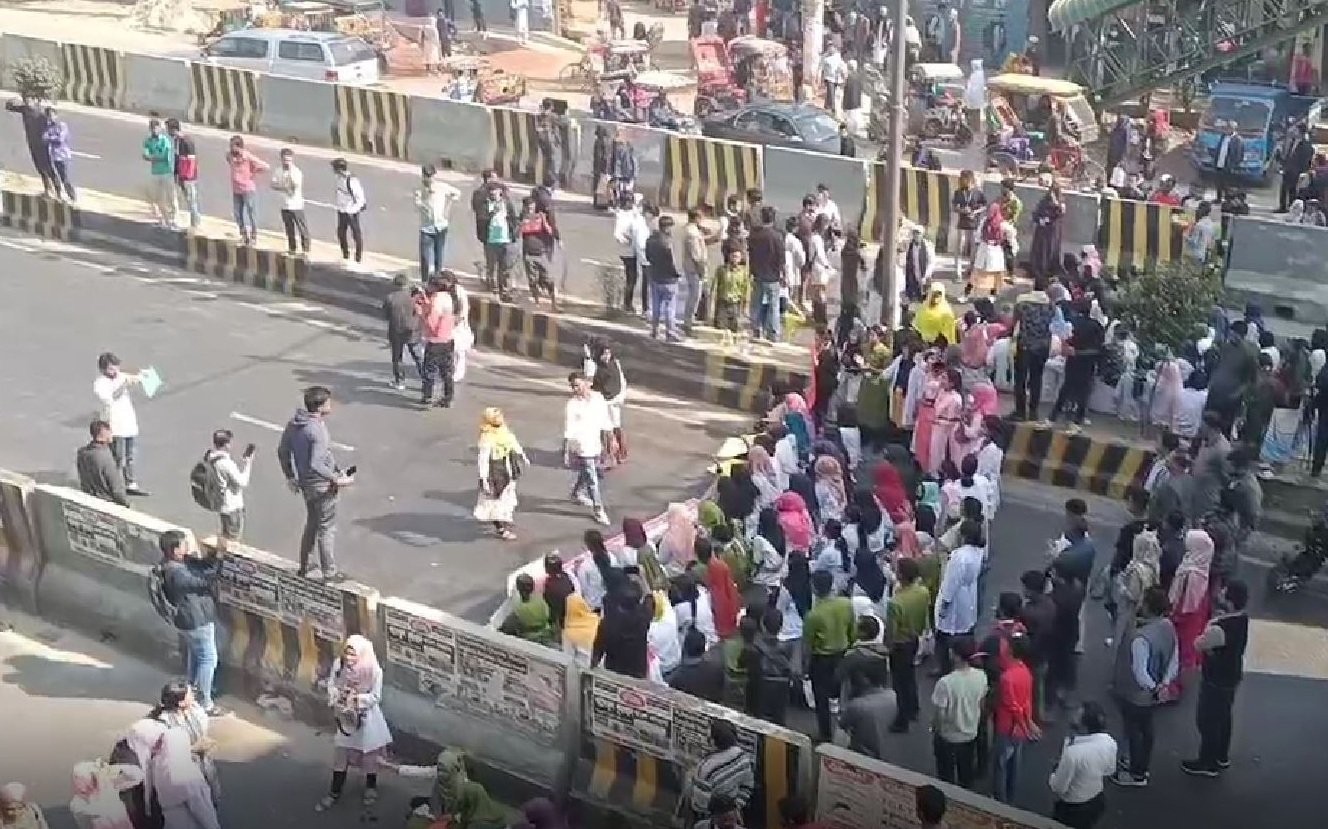 শিক্ষার্থী নিহতের প্রতিবাদে ঢাকা-আরিচা মহাসড়ক অবরোধ