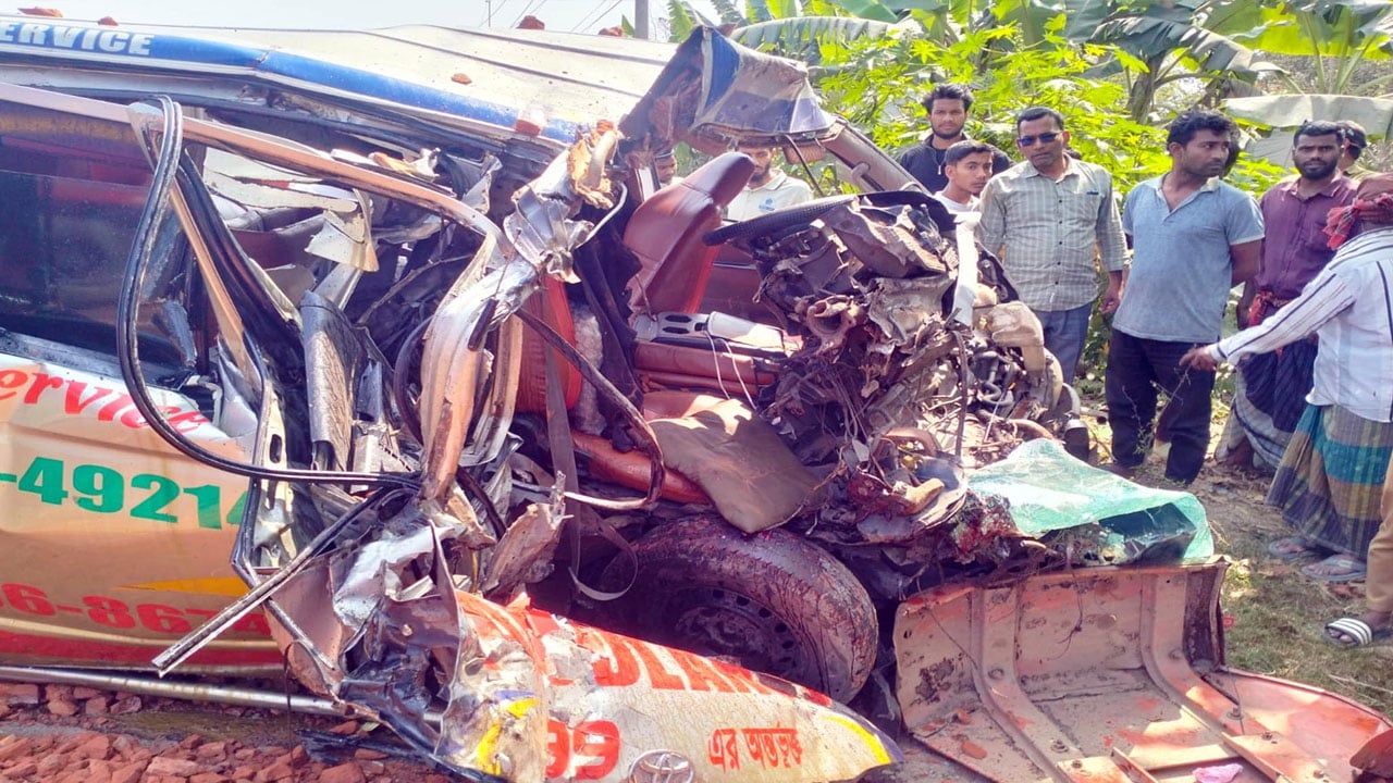 গৌরনদীতে সড়ক দূর্ঘটনায় অ্যাম্বুলেন্স চালক নিহত, রোগীসহ আহত ৭