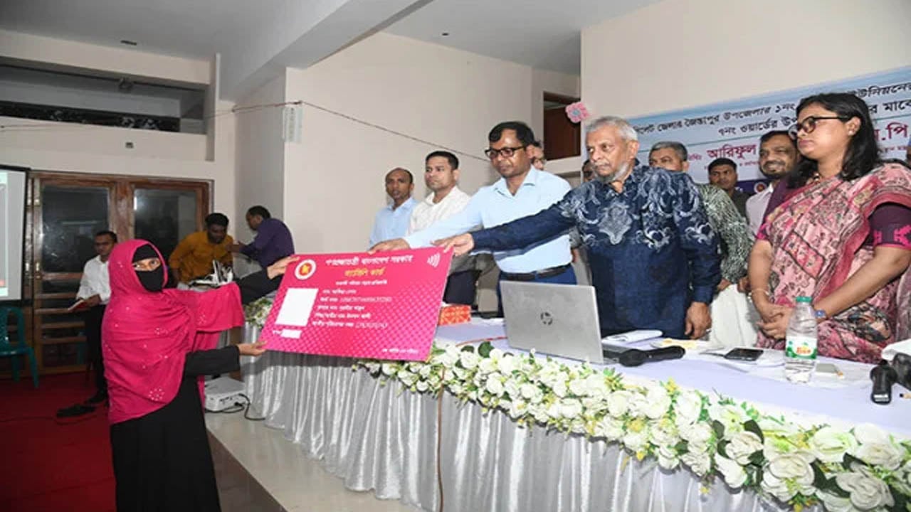 ফ্যামিলি কার্ড নির্ভর না হয়ে উৎপাদনমুখী কাজে জোর দিতে হবে: শ্রমমন্ত্রী