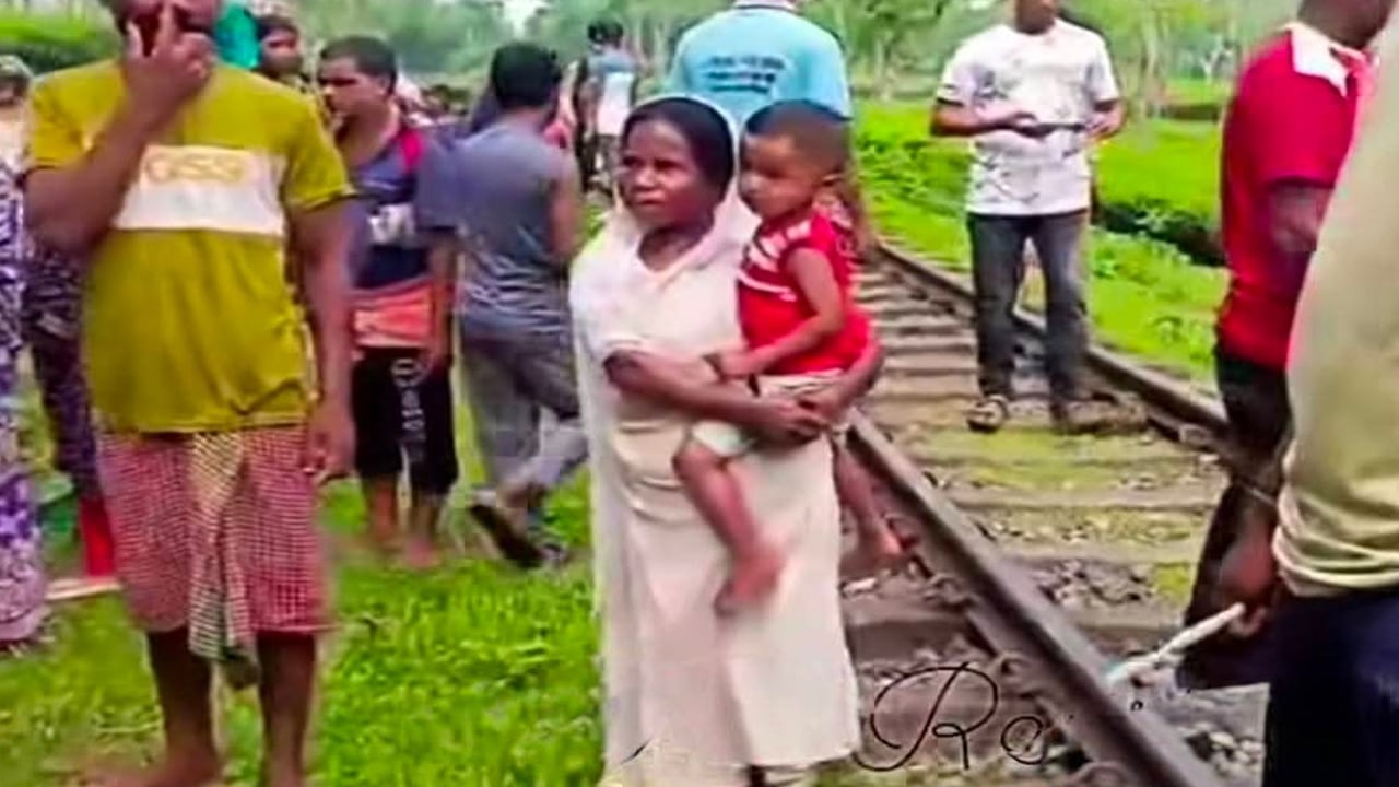শ্রীমঙ্গলে রেলক্রসিংয়ে ট্রাক্টরকে ধাক্কা কালনী এক্সপ্রেসের, গেটম্যান বরখাস্ত