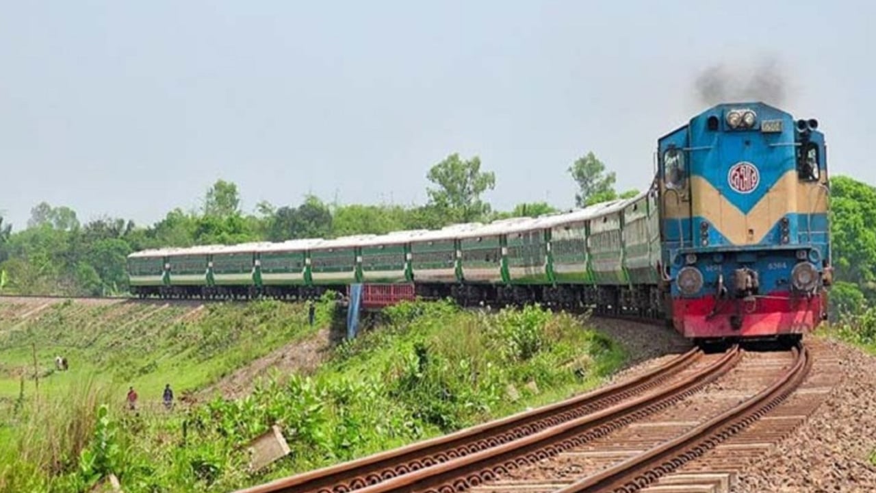 ট্রেনের ছাদ থেকে পড়ে দুই যুবকের মৃত্যু, আহত ২