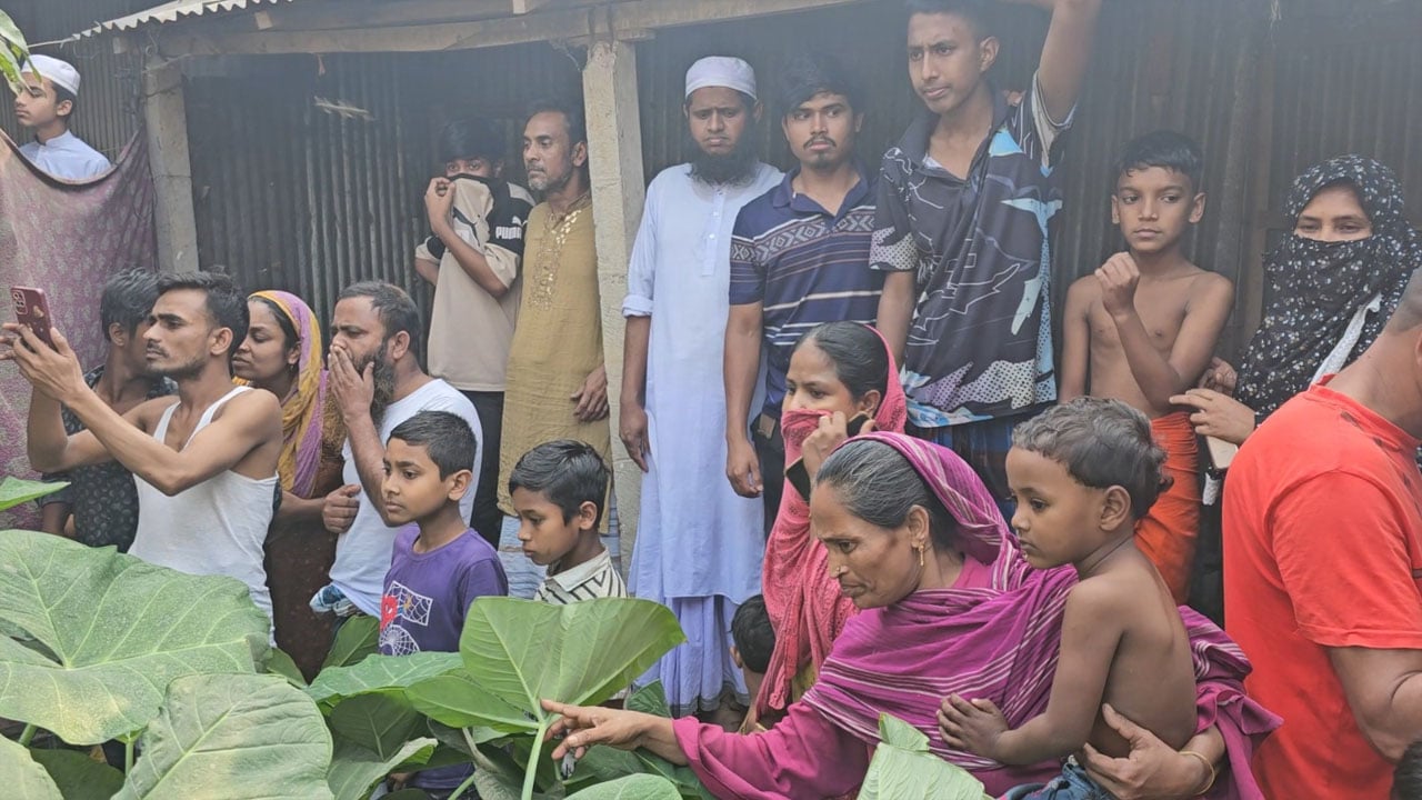 শ্রীপুরে ডোবা থেকে অজ্ঞাত নারীর খণ্ডিত লাশ উদ্ধার