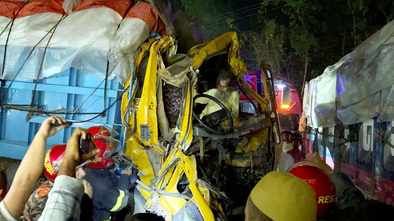 শেরপুরে ট্রাক-বাস সংঘর্ষে আহত ১৫, মহাসড়কে যানজট
