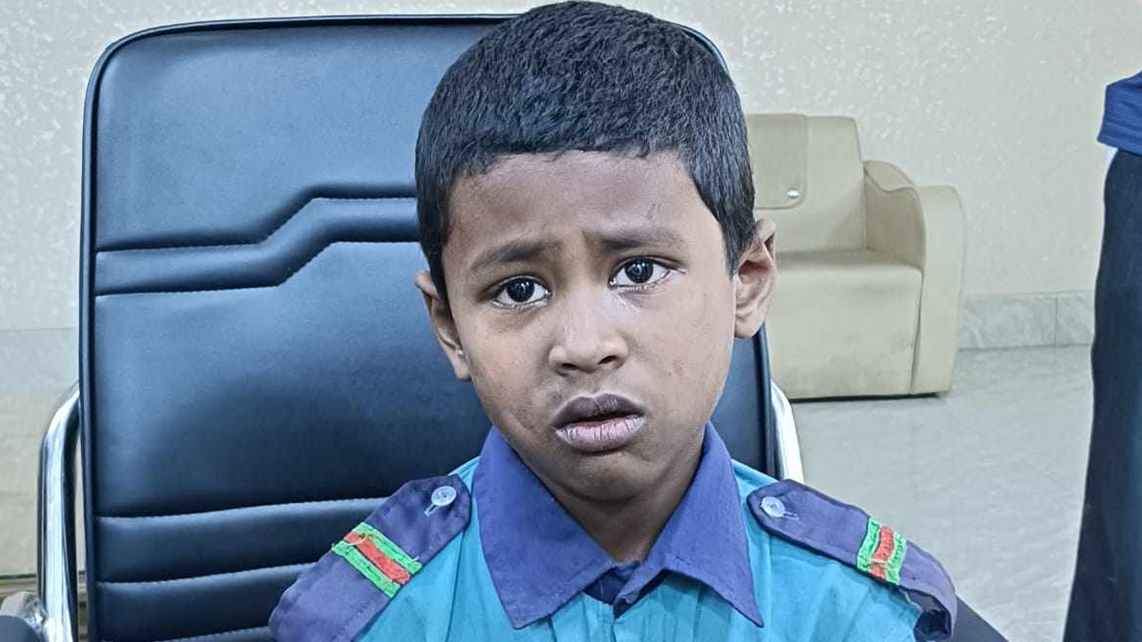 সদরঘাটে অজ্ঞাত শিশু উদ্ধার, মেলেনি পরিচয়