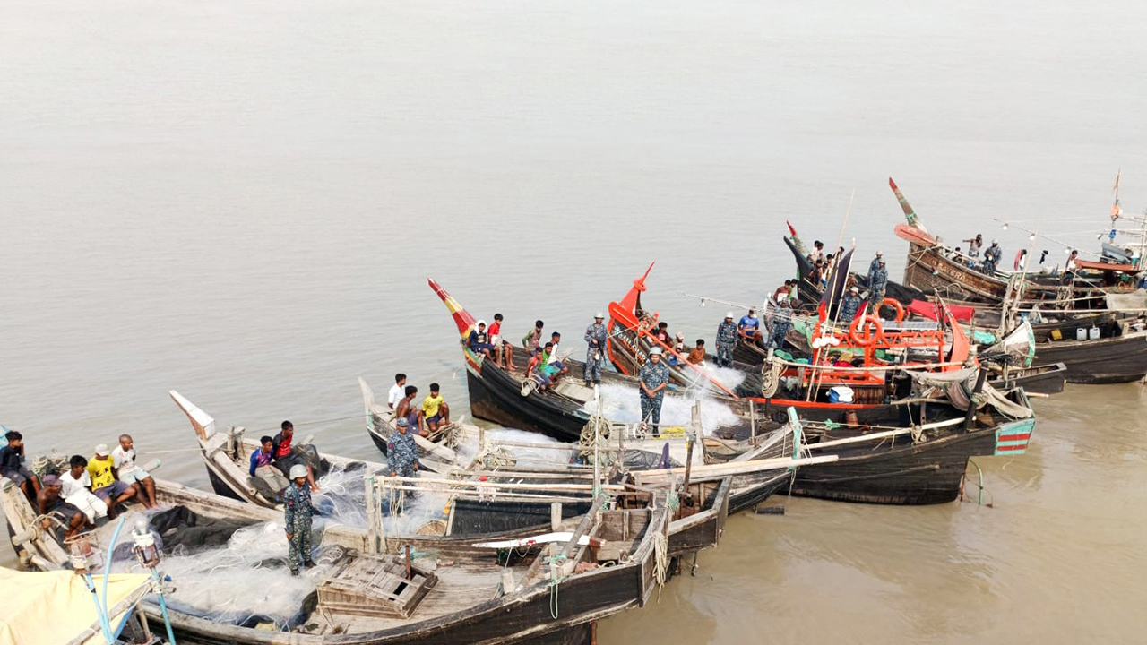 মা ইলিশ সংরক্ষণ অভিযানে নৌবাহিনী