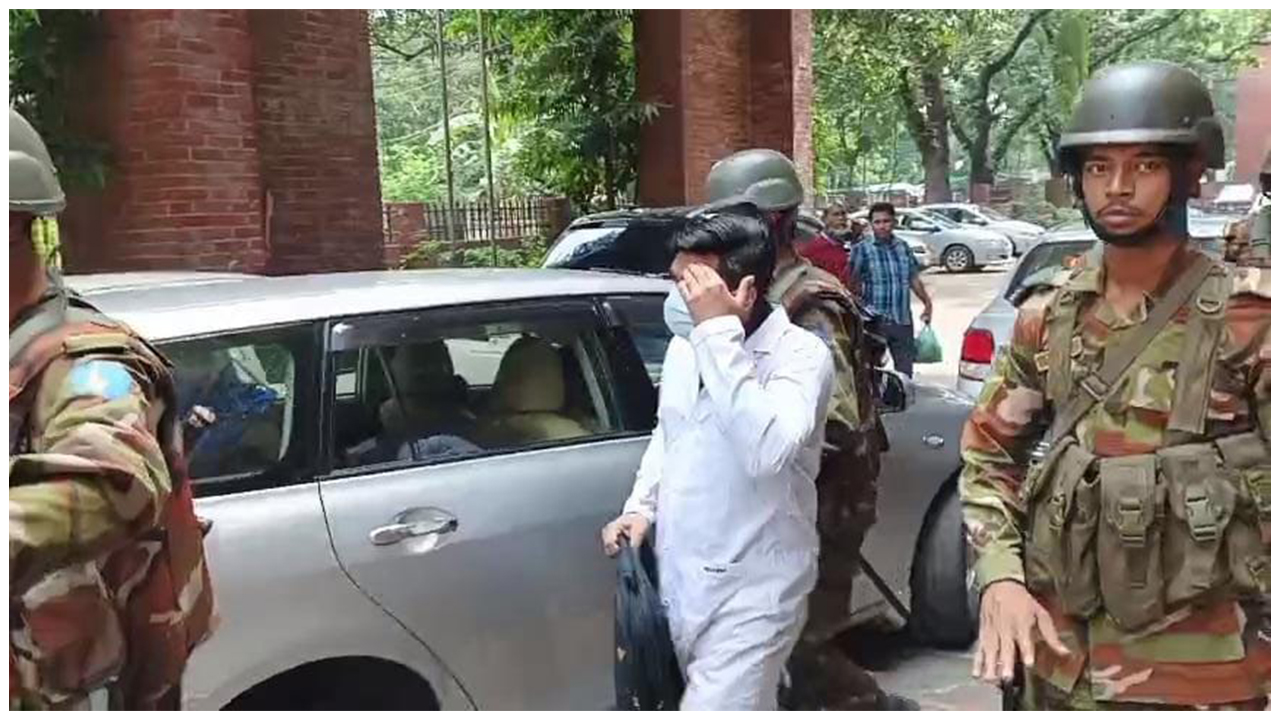 ছাত্রলীগ নেতাকে সেনাবাহিনীর হাতে তুলে দিলেন শিক্ষার্থীরা