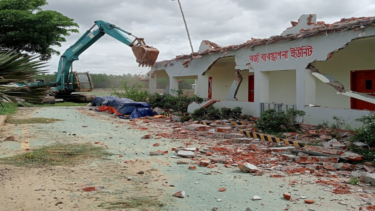 বনভূমি উজাড় করে গড়ে তোলা অবৈধ শিপইয়ার্ড উচ্ছেদ