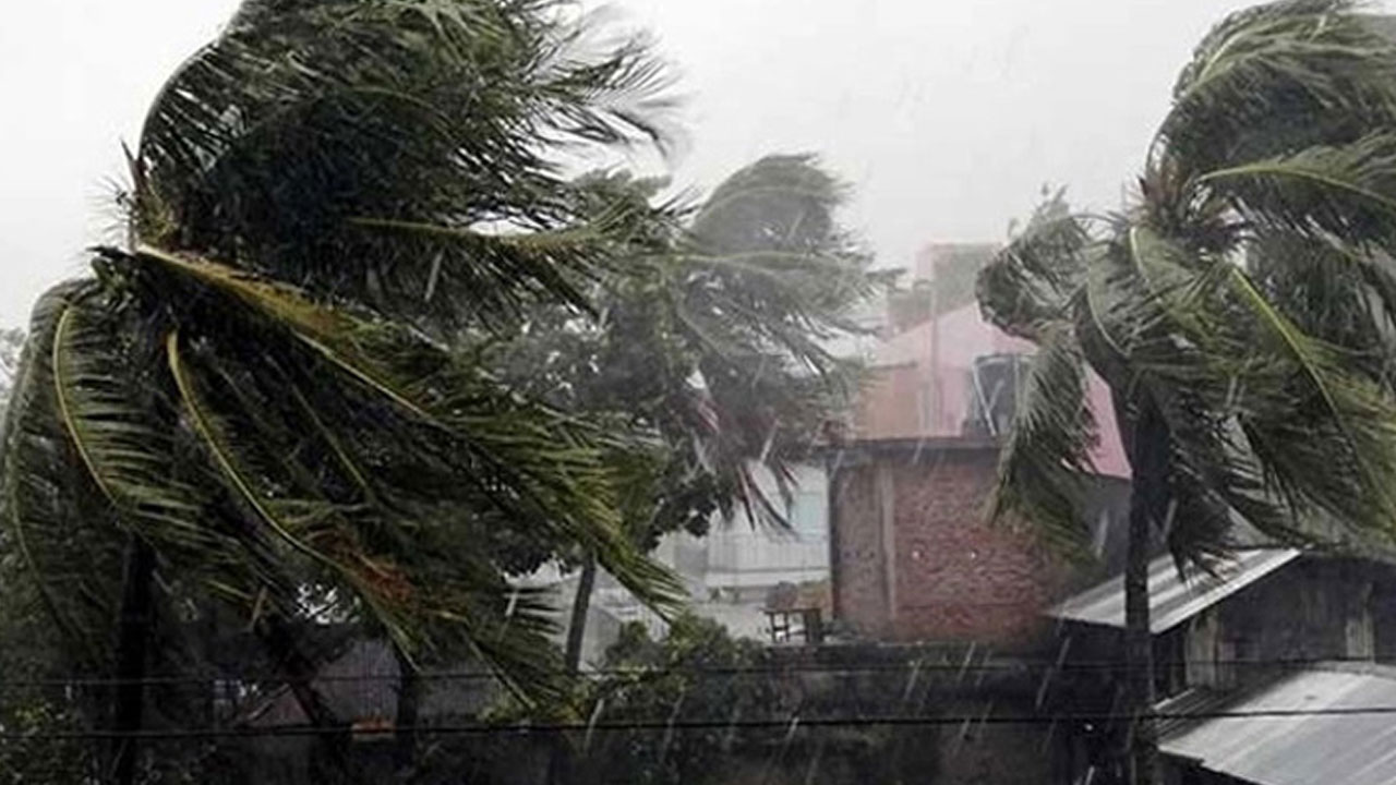 ধেয়ে আসছে নিম্নচাপ, ঘূর্ণিঝড়ে রূপ নেবে কিনা জানাল আবহাওয়া অফিস