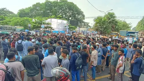 সচিবালয় স্থানান্তরের সিদ্ধান্তের প্রতিবাদে শেকৃবি শিক্ষার্থীদের সড়ক অবরোধ