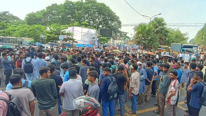 সচিবালয় স্থানান্তরের সিদ্ধান্তের প্রতিবাদে শেকৃবি শিক্ষার্থীদের সড়ক অবরোধ