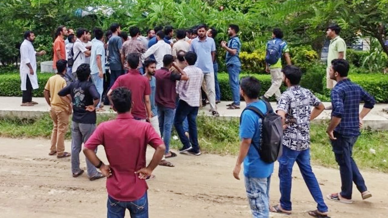 ছাত্রলীগ কর্মীকে ‘দলে নেয়া ইস্যুতে’ ছাত্রদলের দুই গ্রুপের সংঘর্ষ, আহত ২