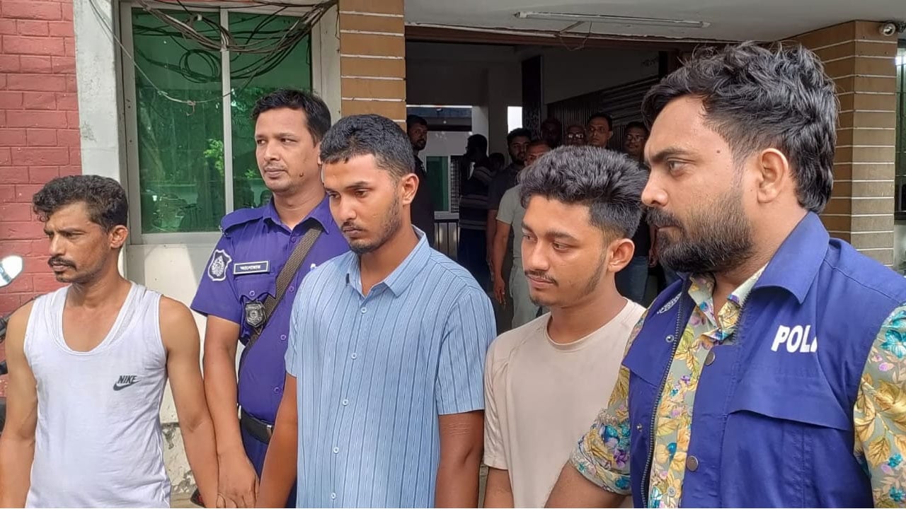 স্কুলছাত্রকে গুলির ঘটনায় কুমিল্লায় বিদেশি পিস্তলসহ গ্রেপ্তার আটক ৪