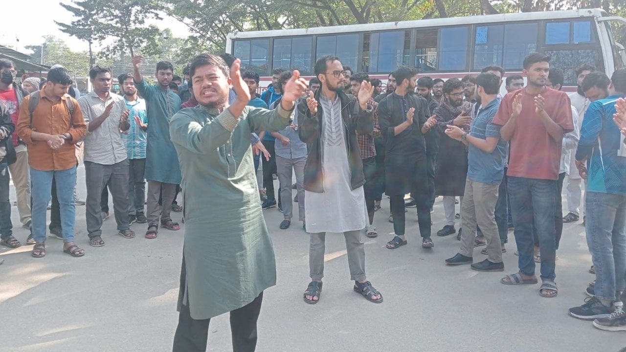শাকসু নির্বাচন বন্ধে হাইকোর্টে রিট, শিক্ষার্থীদের বিক্ষোভ