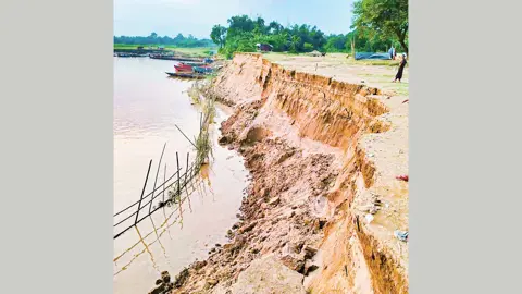বালু উত্তোলনে দোয়ারাবাজারে চেলা নদীতে ভাঙন
