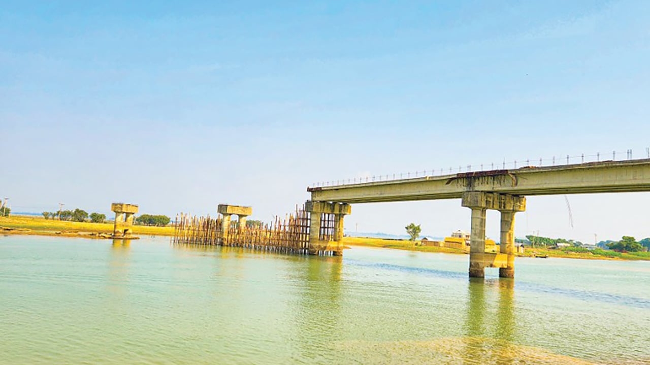 সাত বছরেও শেষ হয়নি সুমেশ্বরী নদীর সেতুর কাজ, বাড়ছে দুর্ভোগ