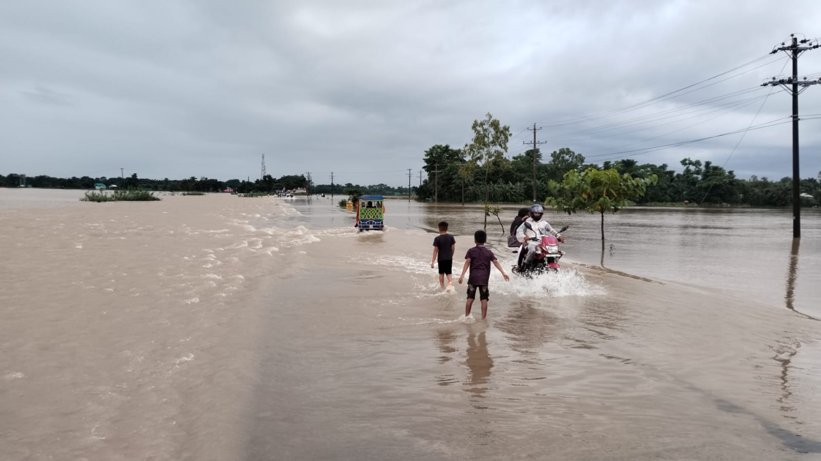 দেশজুড়ে বৃষ্টির পানিতে জলাবদ্ধতা, বেড়েছে জনদুর্ভোগ