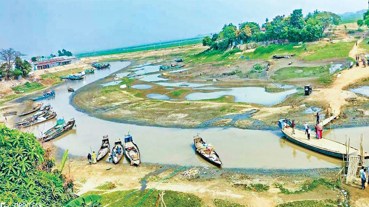 নাব্য হারাচ্ছে সোমেশ্বরী, হুমকিতে শতবর্ষী মধ্যনগর বাজার