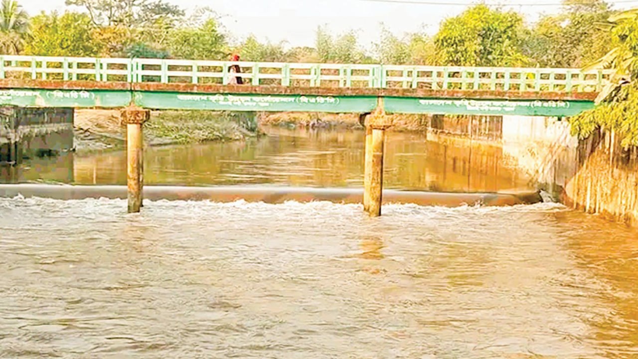 ১২০০ হেক্টর বোরো জমিতে সেচের সংকট