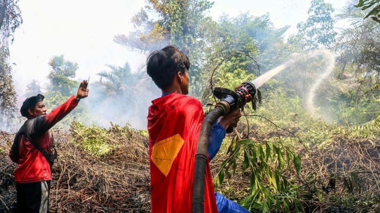 ইন্দোনেশিয়ার দাবানল নেভাতে সুপারম্যান সেজে কিশোর