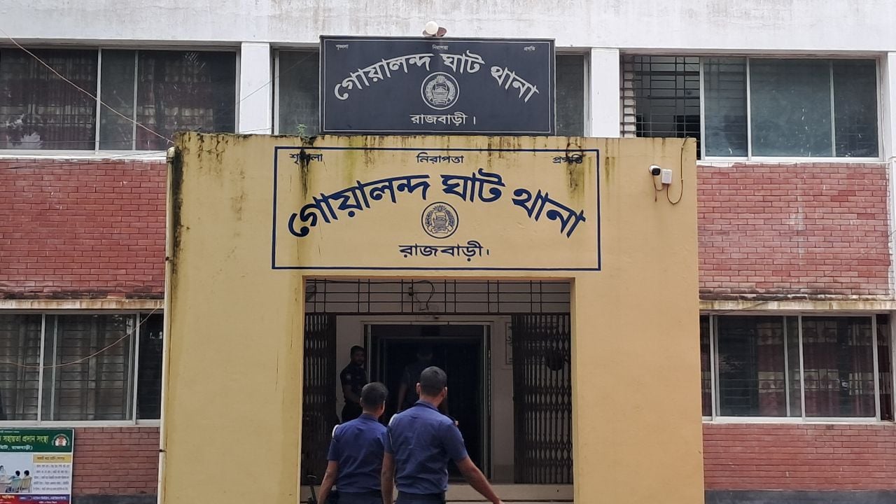 গোয়ালন্দে পুলিশের অভিযানে ১২ আসামি গ্রেপ্তার