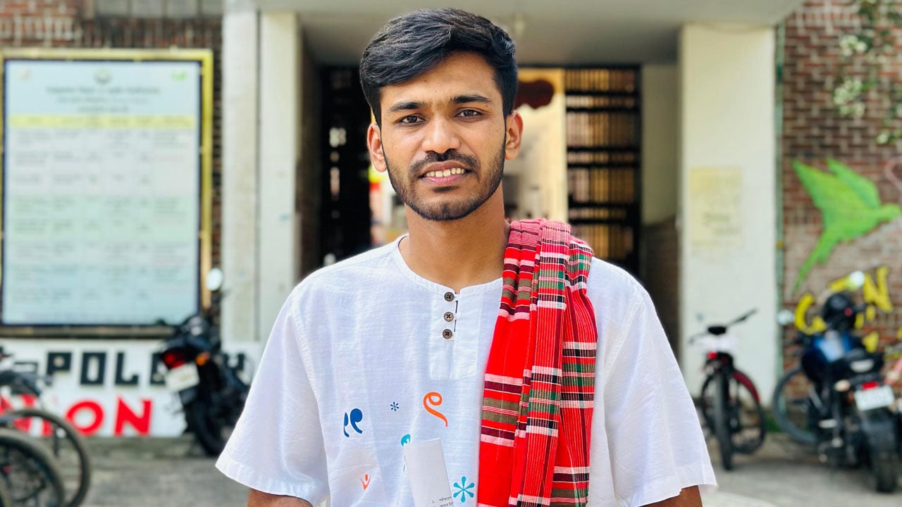 লুঙ্গি পরে গামছা ঝুলিয়ে ভাইভা বোর্ডের পরীক্ষায় শিক্ষার্থী