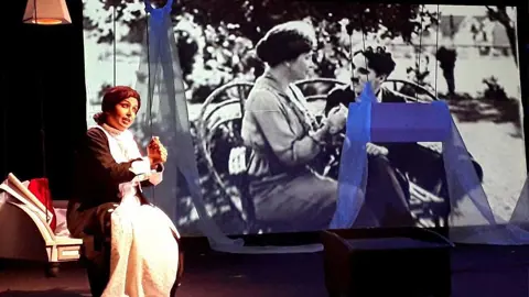 বিশ্ব শিক্ষক দিবসে স্বপ্নদলের ‘হেলেন কেলার’ 