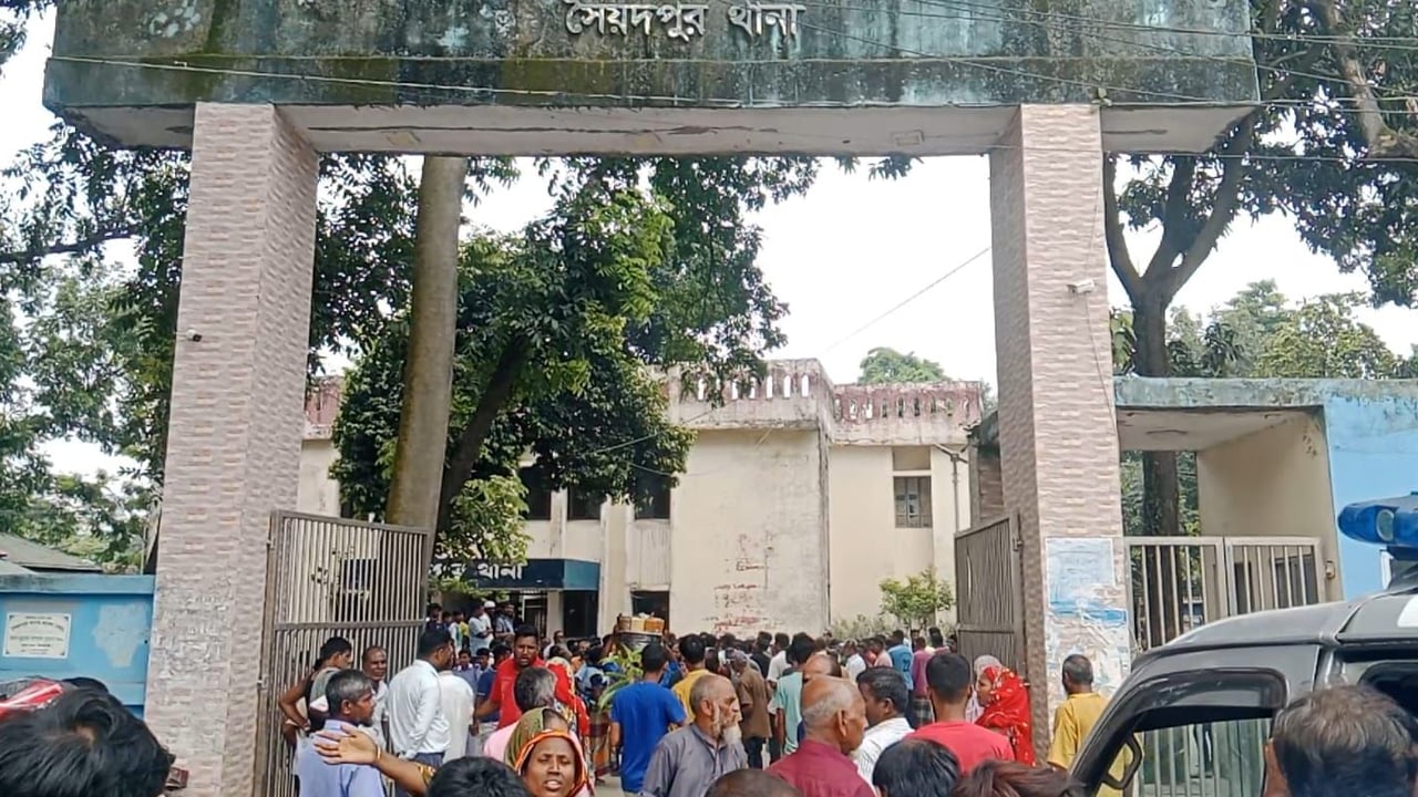 মামলা না নেওয়ায় লাশ নিয়ে থানা ঘেরাও করে বিক্ষোভ