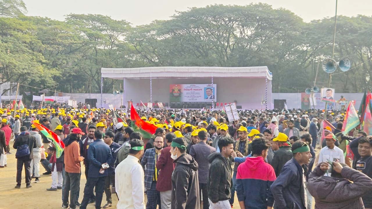 ব্যানার-ফেস্টুন ও শ্লোগানে মুখর সিলেট আলিয়া মাদরাসা মাঠ