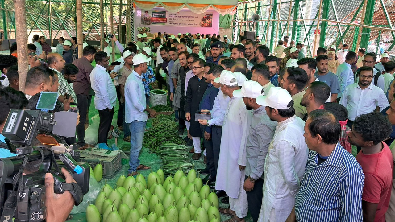 ‘কৃষকের হাট’ উদ্বোধন ও পরিদর্শন করেন বাণিজ্যমন্ত্রী ও আমন্ত্রিত অতিথিরা। ছবি: আমার দেশ