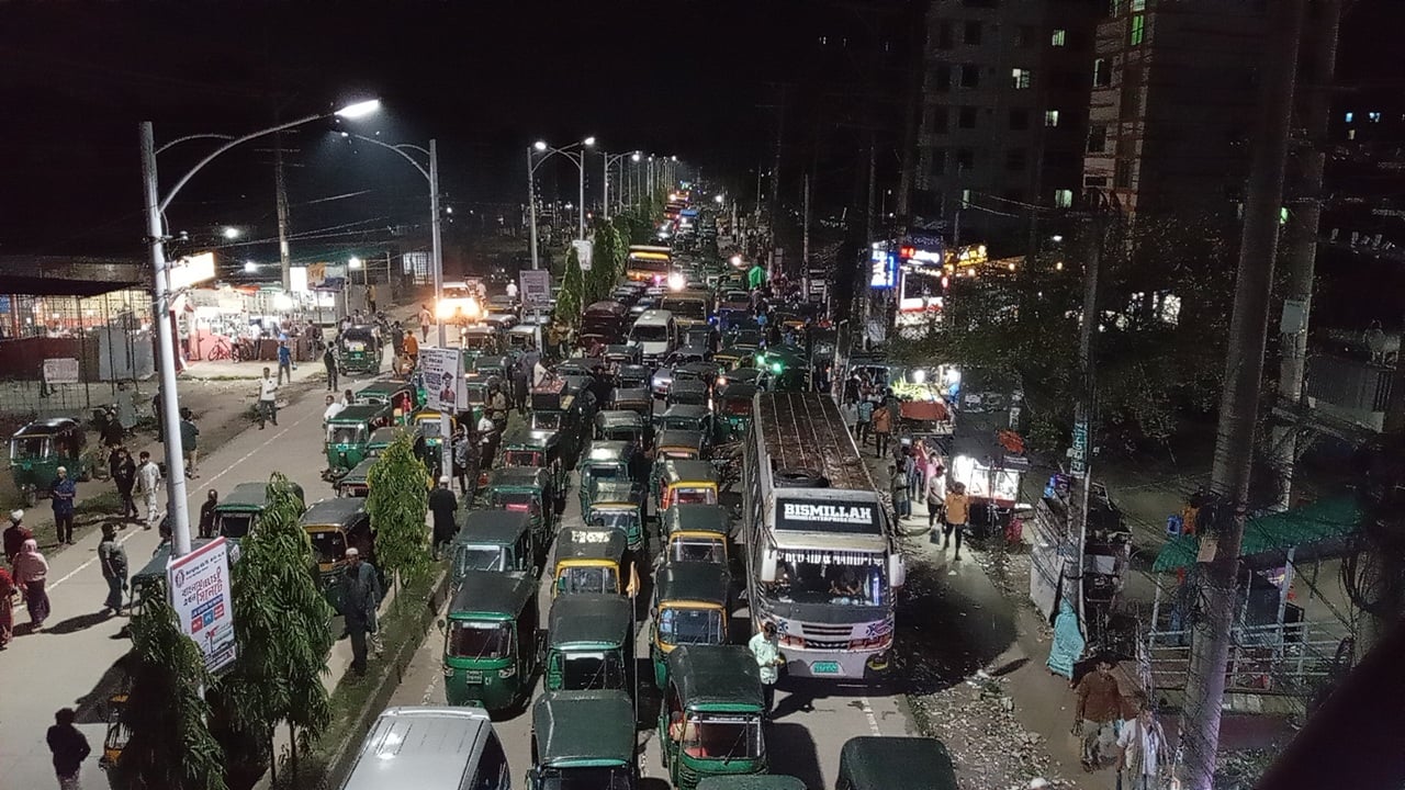 শাবিপ্রবি অধ্যাপককে মারধর, প্রতিবাদে শিক্ষার্থীদের সড়ক অবরোধ