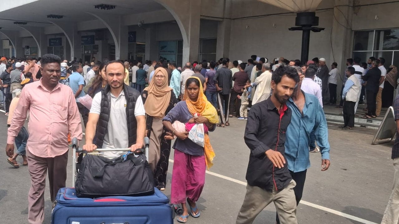 সিলেটের ওসমানীতে যাত্রীদের ইমিগ্রেশন করা হচ্ছে ম্যানুয়ালি