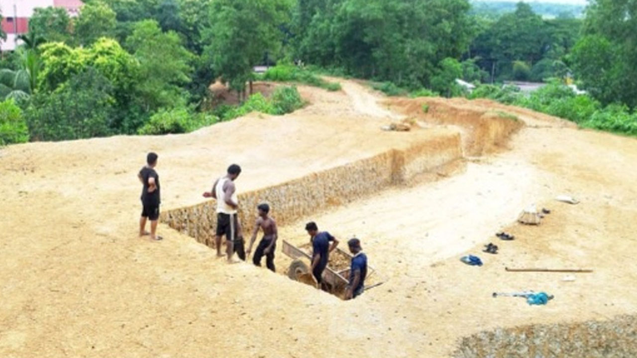 টিলা কাটায় বিএনপি নেতাসহ পাঁচজনকে কারণ দর্শানোর নোটিশ