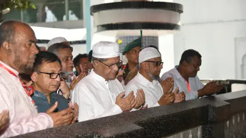 শাহজালাল ও শাহপরানের মাজার জিয়ারত করলেন রাষ্ট্রপতি