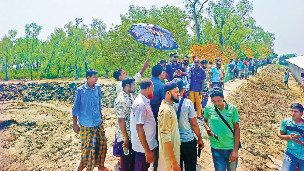 শ্যামনগর উপকূলে বেড়িবাঁধ নির্মাণের নামে চলছে চর দখল