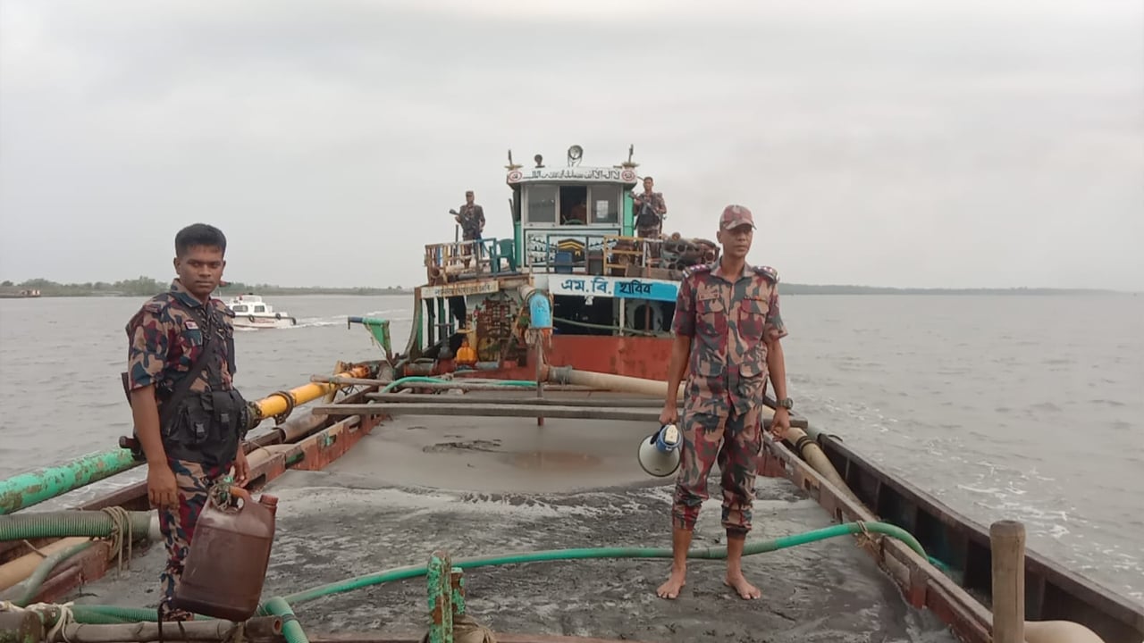 বালু উত্তোলনের সময় বাল্কহেড জব্দ, দুইজনের কারাদণ্ড